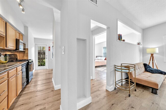 Building Photo - 805 NE 17th Ave