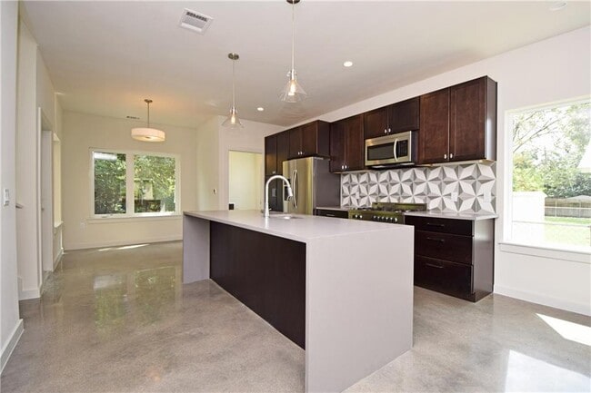 Building Photo - 5405 Sunshine Dr