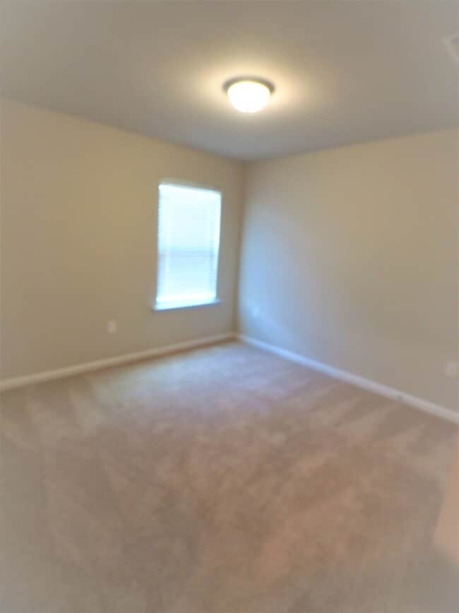Building Photo - 4 Bedroom home with community pool!