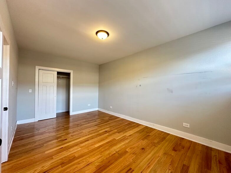 Building Photo - 4433 N Wolcott Ave