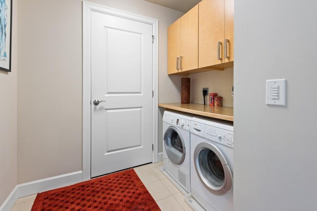 Building Photo - The Escala Condominiums - 3 bedrooms