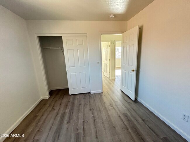 Building Photo - 10542 W Alvarado Rd