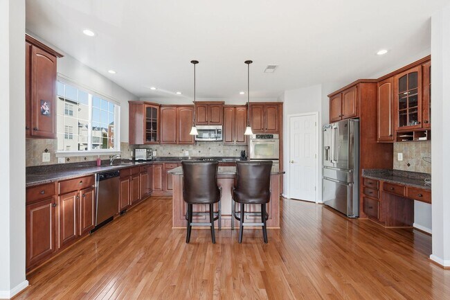 Building Photo - Located in a vibrant and highly sought after setting, this Richmond American Homes residence offe...