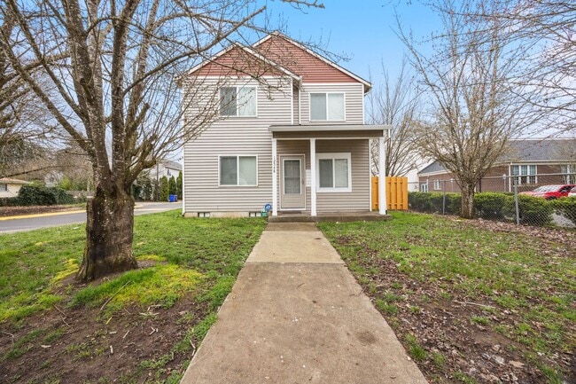 Building Photo - 5Bed/2.5 Bath home available in SE Portland