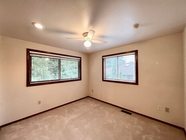 Building Photo - Golf Course Home in Mill Creek!