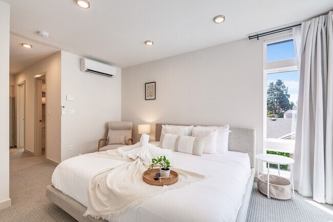 Building Photo - 2114 3rd Ave N