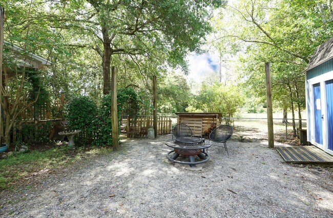 Building Photo - Charming Home in Poquito Bayou – A Nature ...
