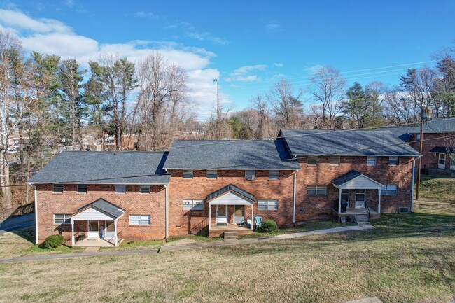 Building Photo - 2 Bedroom Townhomes