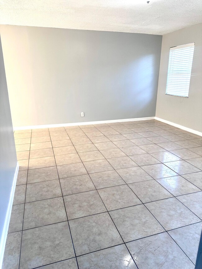 Building Photo - 9326 Sunrise Dr