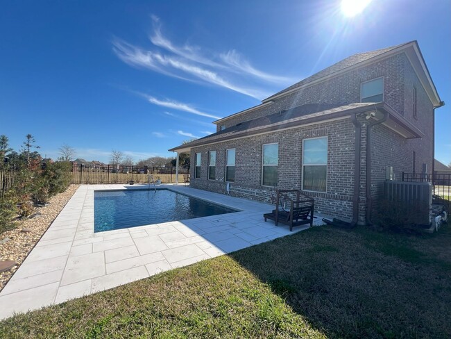 Building Photo - Stunning 5 Bedroom 4 Bath Home located in ...