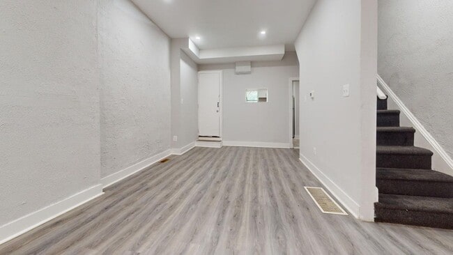 Building Photo - Renovated 2BR Row Home