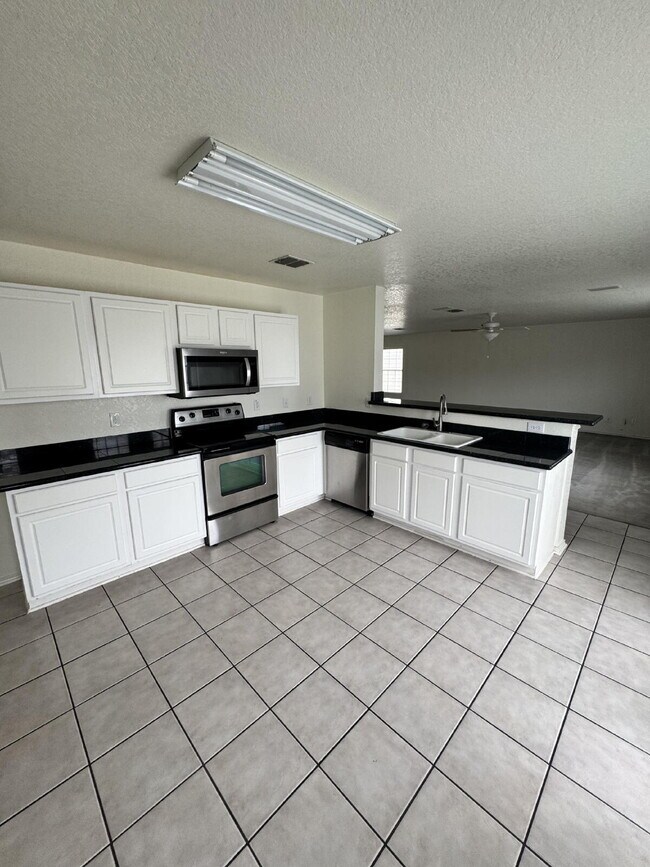 Building Photo - Beautiful home located in the desirable Ga...