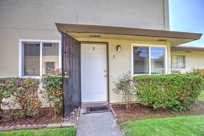 Building Photo - Move in ready