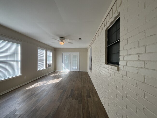 Building Photo - 24289 TX-19