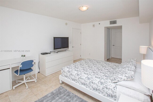 Building Photo - 1200 Brickell Bay Dr