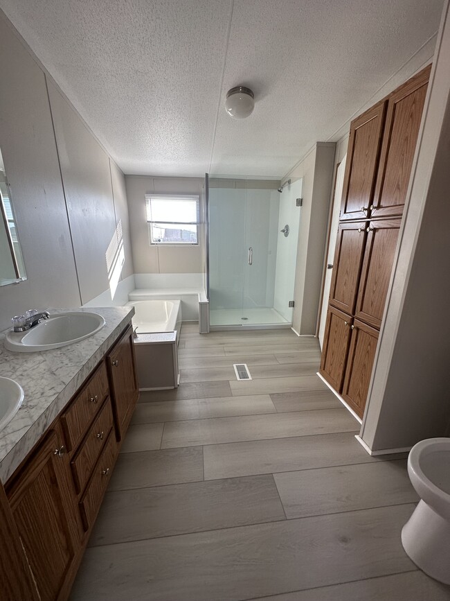 Master bath - 3225 N Richland Rd