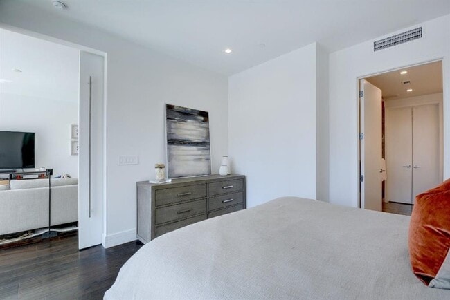 Building Photo - 501 West Ave