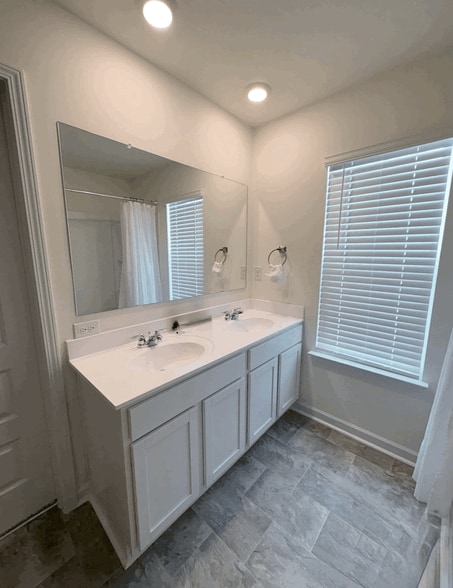 Building Photo - 280 Silvermoon Dr