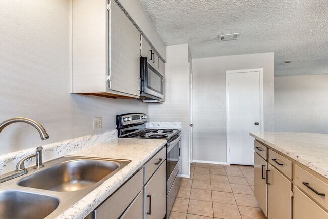 Building Photo - Charming 2-Bedroom Townhome in North Irving with Spacious 2-Car Garage