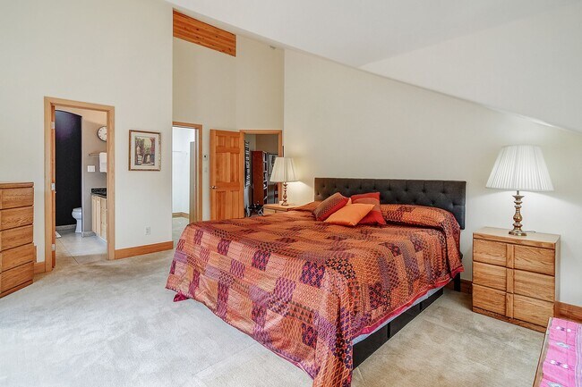 Building Photo - Year lease! Garage! Beautiful views! Great Decks!