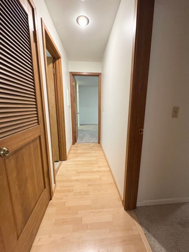 Building Photo - Spacious condo with 2 parking spaces included