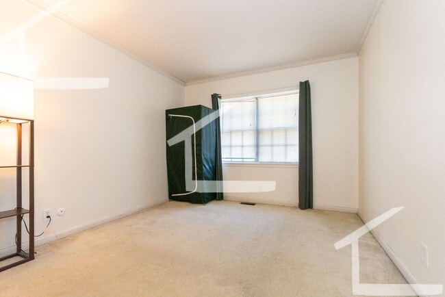 Building Photo - 3Br/2Bth, Available Sep. 1, 2026. Great for a rommate students. MUST SEE!!