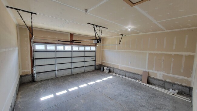 Building Photo - Large and Spacious Lehi Home