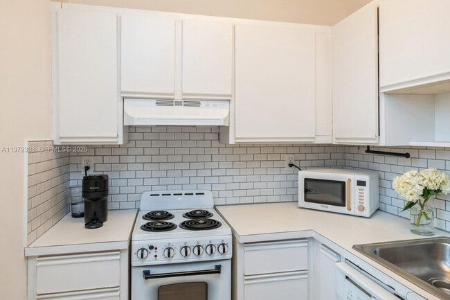 Building Photo - 540 Brickell Key Dr