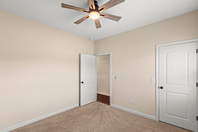 Building Photo - 3 bedroom with bonus room in Holly Ridge is available now!