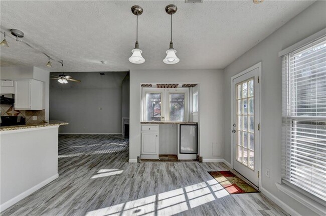 Building Photo - 1112 Ashbury Dr