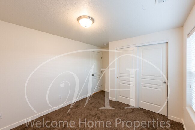 Building Photo - Single Story 3 Bedroom Home with Gas Fireplace and Covered Patio