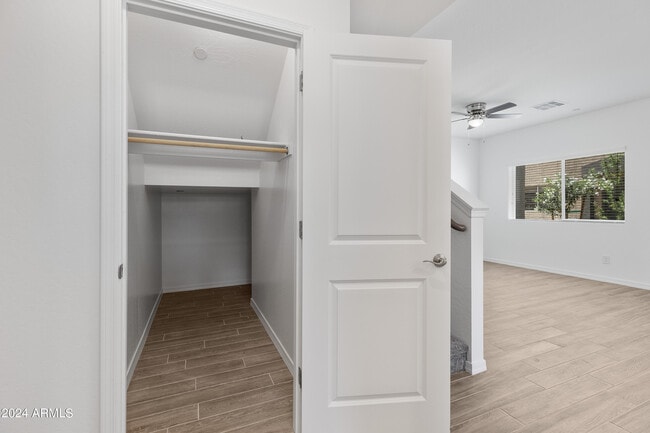 Building Photo - 2842 E Tracy Ln