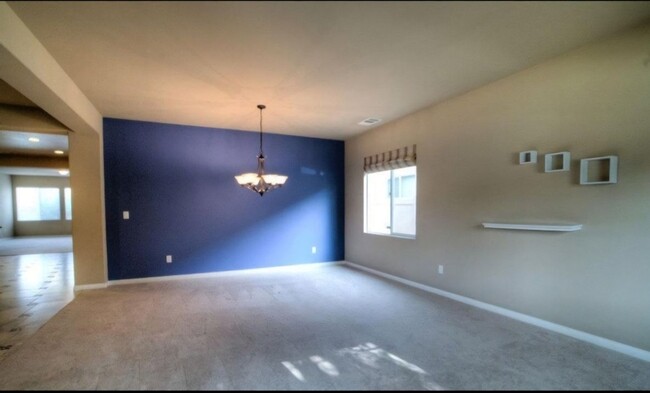 Building Photo - West Bakersfield Home For Rent