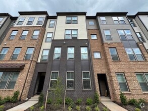 Building Photo - Stylish 3 Bed 2.5 Bath Interior Townhome I...