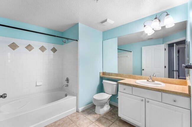 Building Photo - 10106 Myrtlewood Cir W