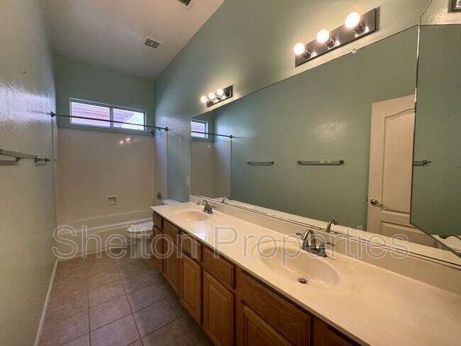 Building Photo - 1313 W Straford Ave