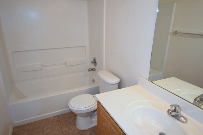 Building Photo - Amazing 3 Bedroom Home Near KAFB!
