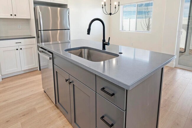 Building Photo - Charming Cedar City 3 Bedroom Townhome!