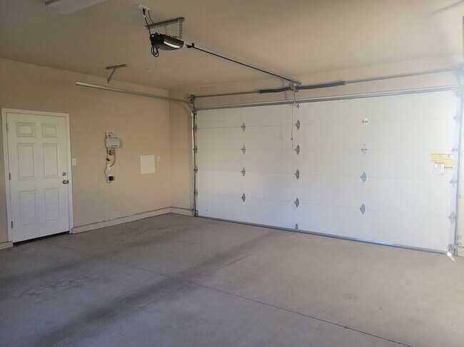 Building Photo - 227 Gooselake Cir