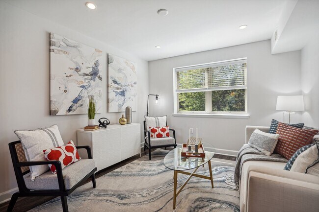 Building Photo - Lovely 3 BR/2 BA Condo in Barry Farm!