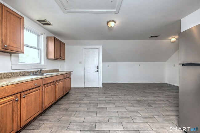 Building Photo - 483 Ferry St
