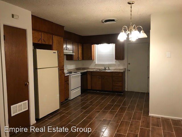 Primary Photo - 2 br, 1 bath House - 609 E. Sunset Circle