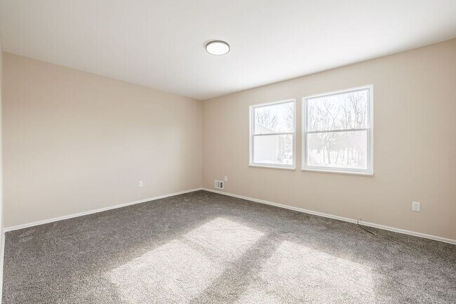 Building Photo - 14 Elm St