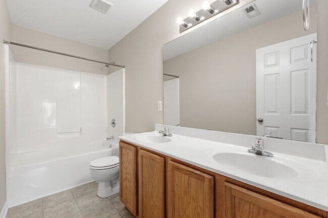 Building Photo - Spacious 4 BR, 2.5 BA, Master BR on Main, Conveniently Located Between Greenville and Spartanburg