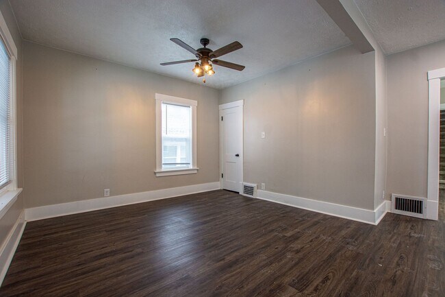 Building Photo - 3 Bedroom / 2 Bath Home with Garage off 45th and Leavenworth!