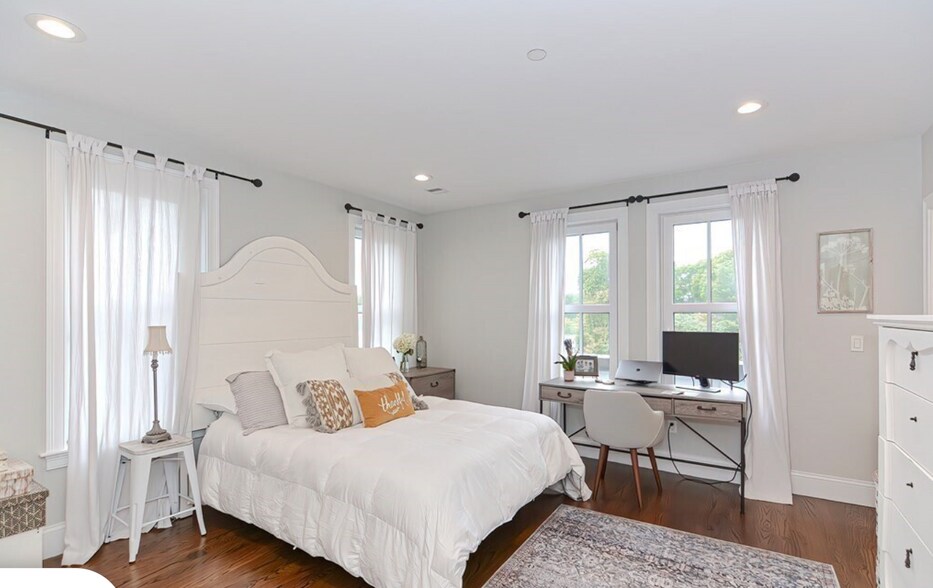 Building Photo - 52 River St