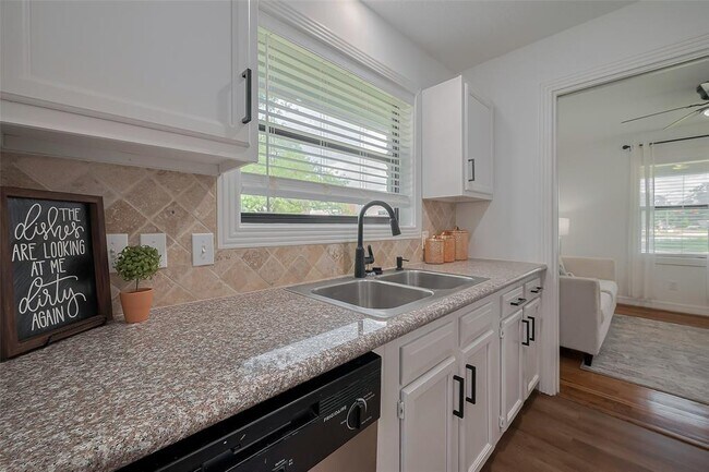 Building Photo - 8057 Ridgeview Dr