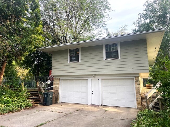 Building Photo - 1522 Cameron Dr