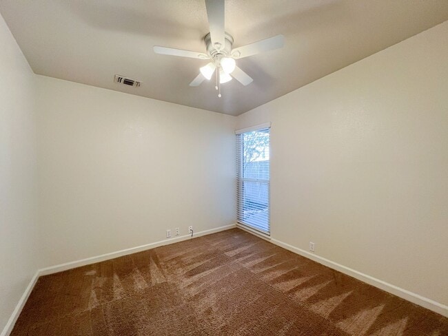 Building Photo - Spacious 3 Bed 2 Bath Home