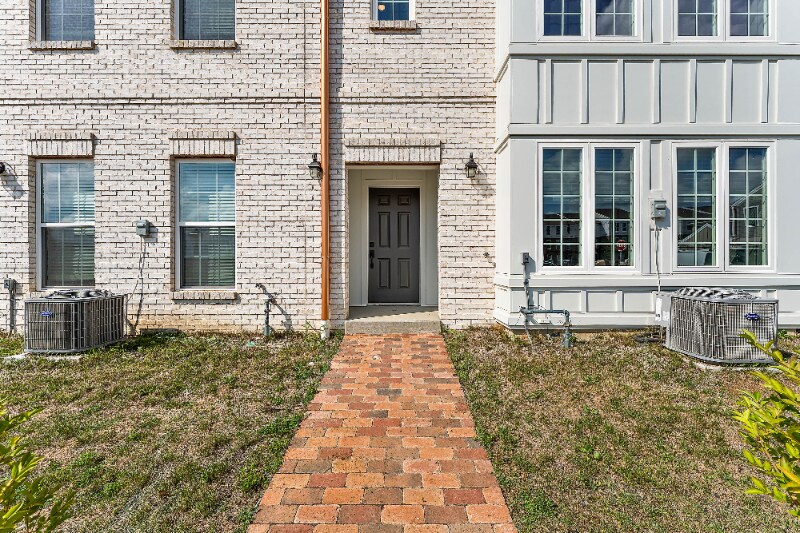 Building Photo - 119 Founders St